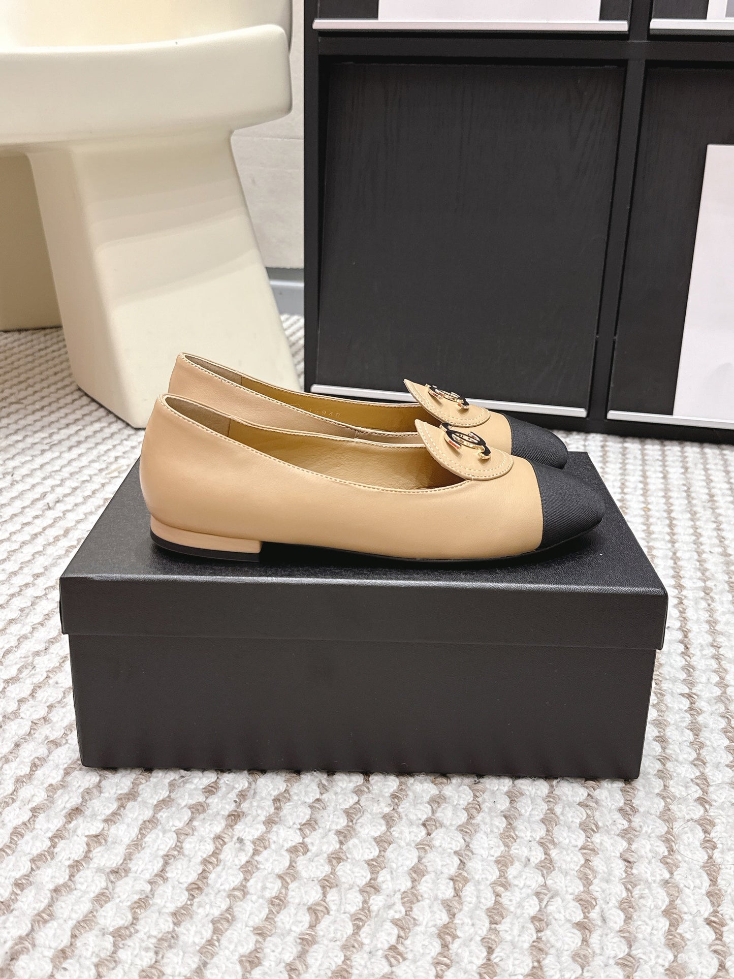 CC 26s Slip-on Flat Beige Black Calfskin 632343