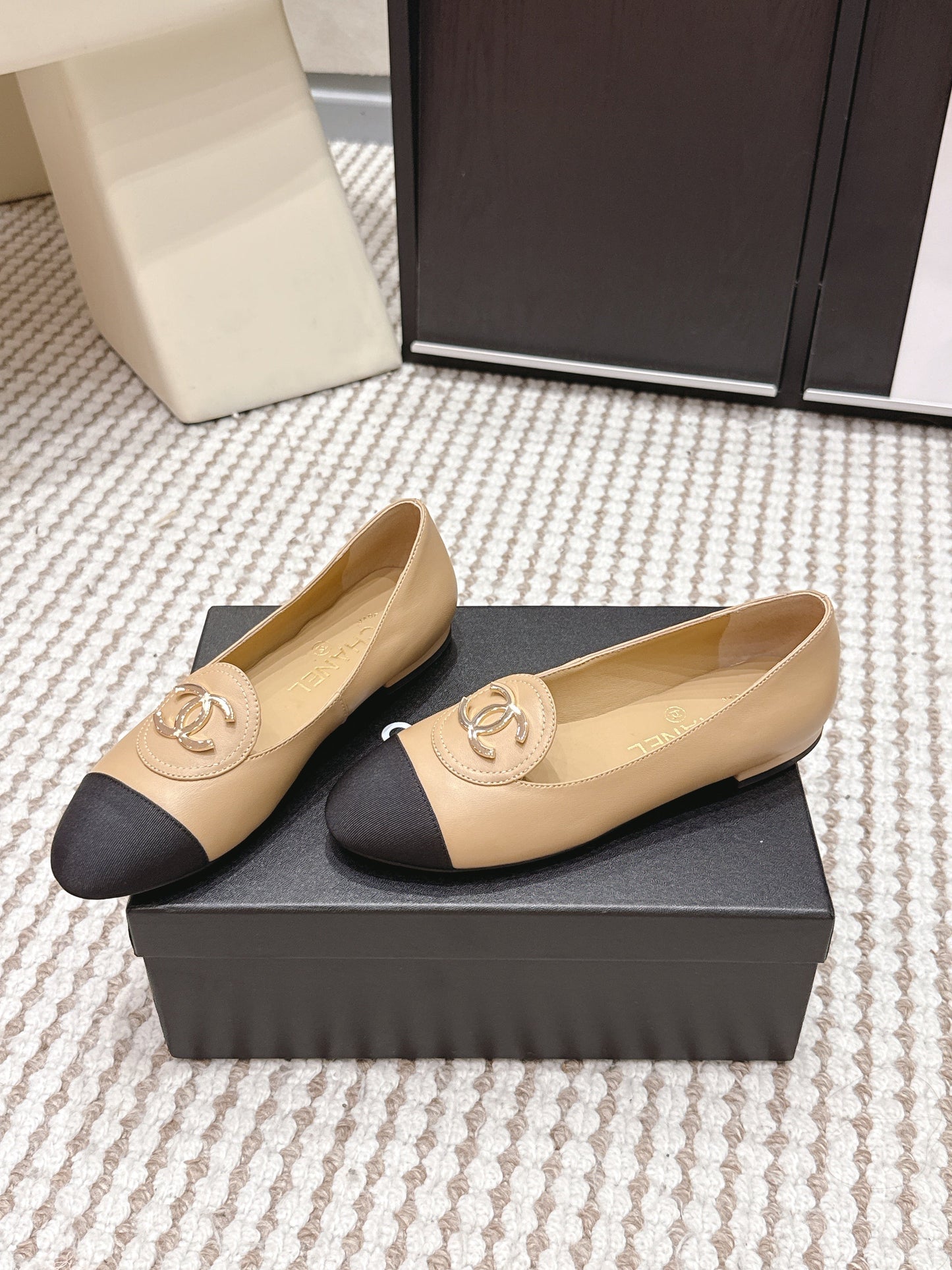 CC 26s Slip-on Flat Beige Black Calfskin 632343