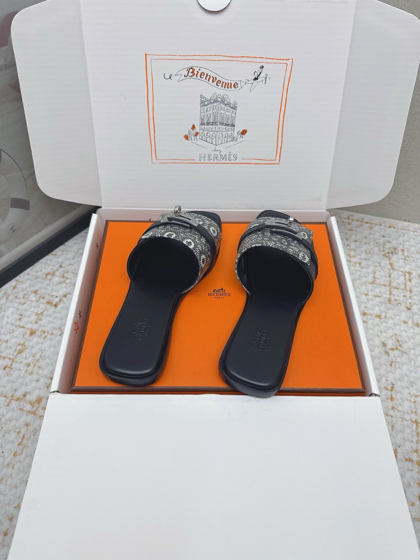 HM 26ss Slippers Gray Black Cowhide Sliver Buckle 625154