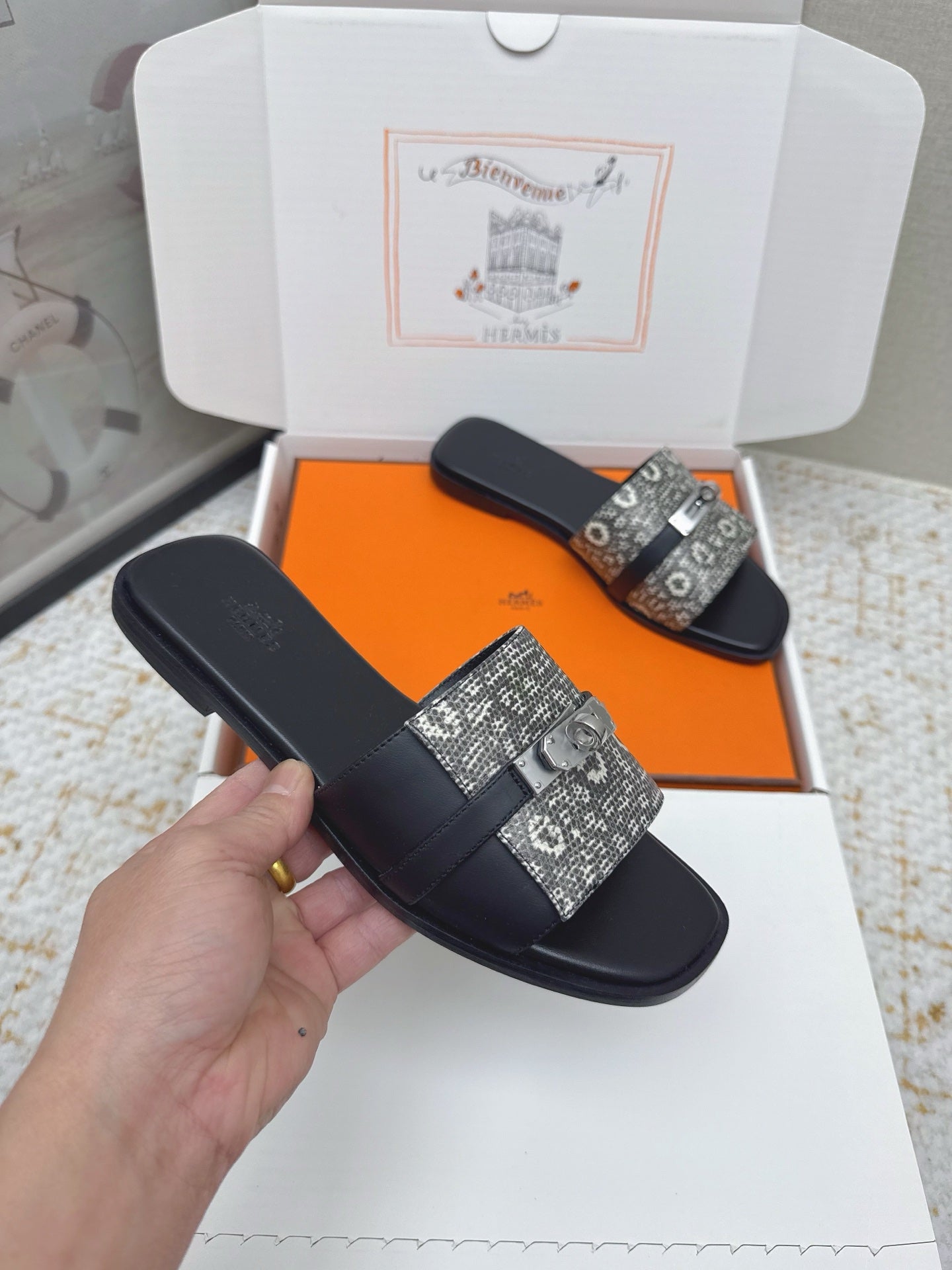 HM 26ss Slippers Gray Black Cowhide Sliver Buckle 625154