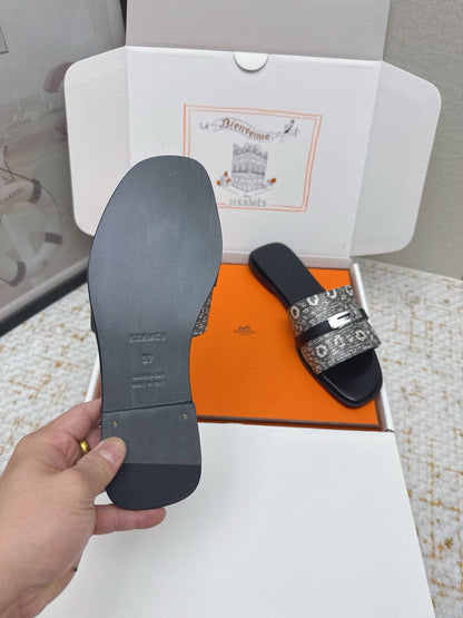 HM 26ss Slippers Gray Black Cowhide Sliver Buckle 625154