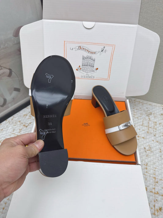 HM 26ss Oasis Sandals 50 Beige Camel Sheepskin Sliver Buckle 625174