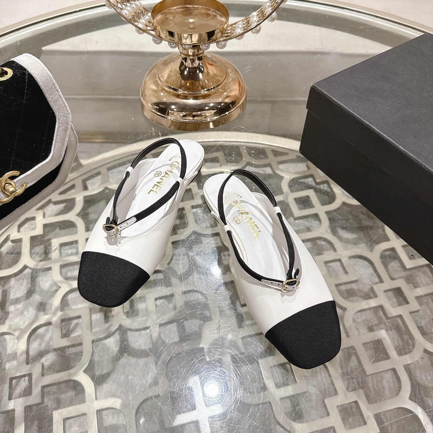 CC 26s Mary Jane White Black Sheepskin 627039